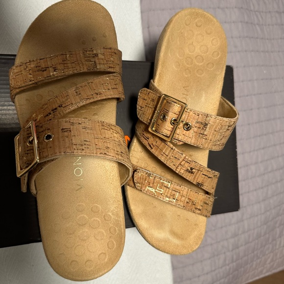 Vionic rest Skylar gold cork flip flops - Picture 8 of 8